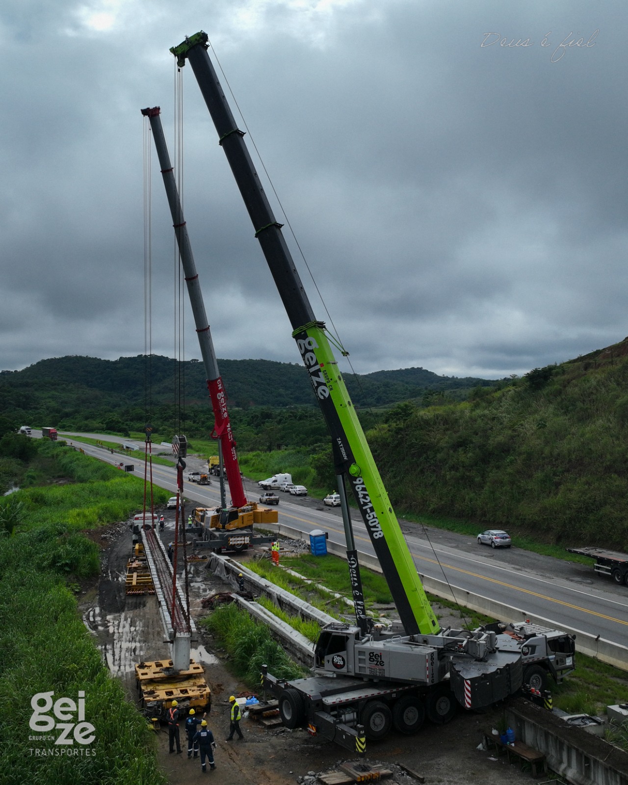 Imagem de fundo demonstrando o equipamento GUINDASTE ZOOMLION 700 TON em operação