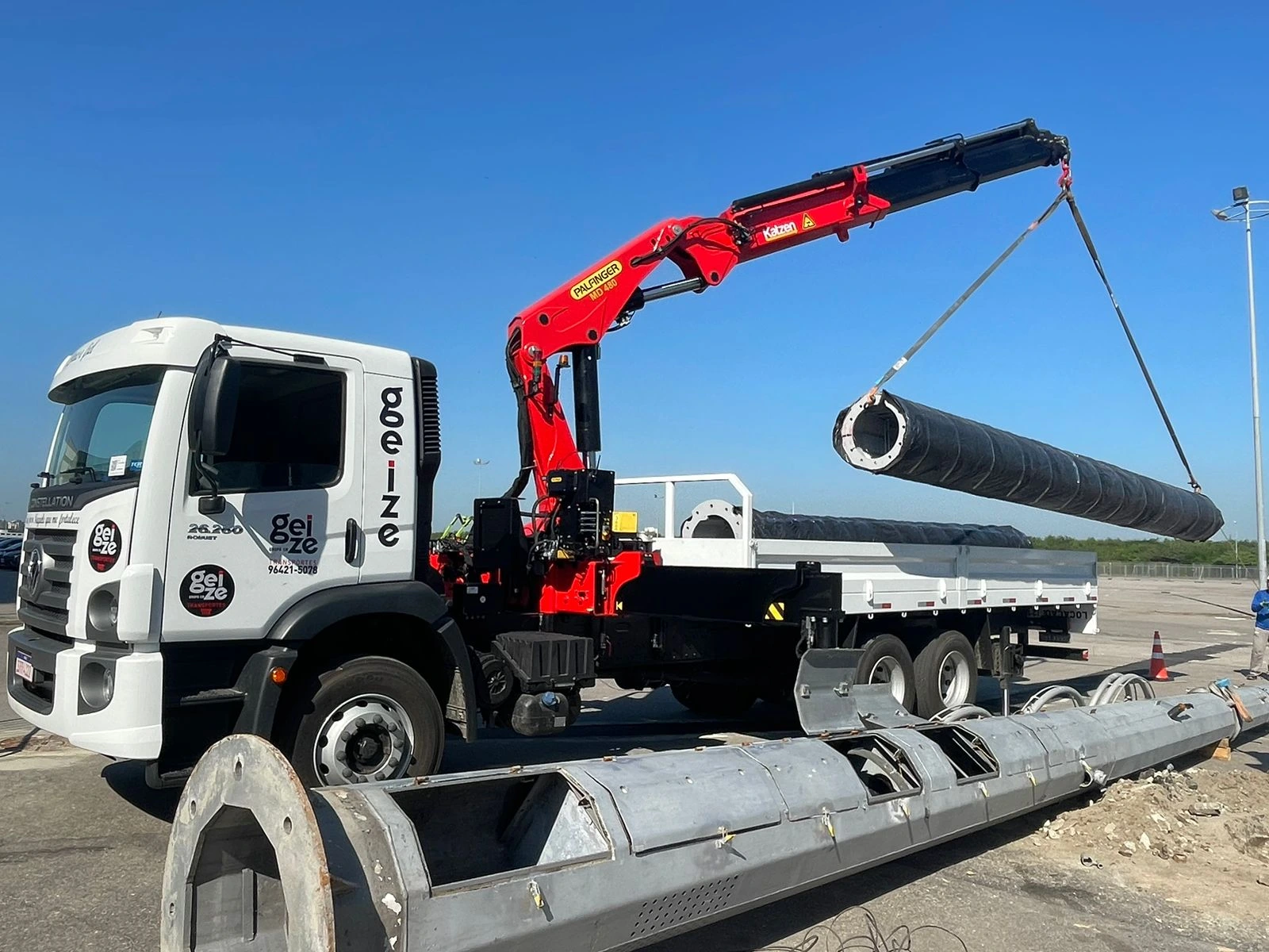 Imagem de fundo demonstrando o equipamento MUCNK 48 TONELADAS em operação