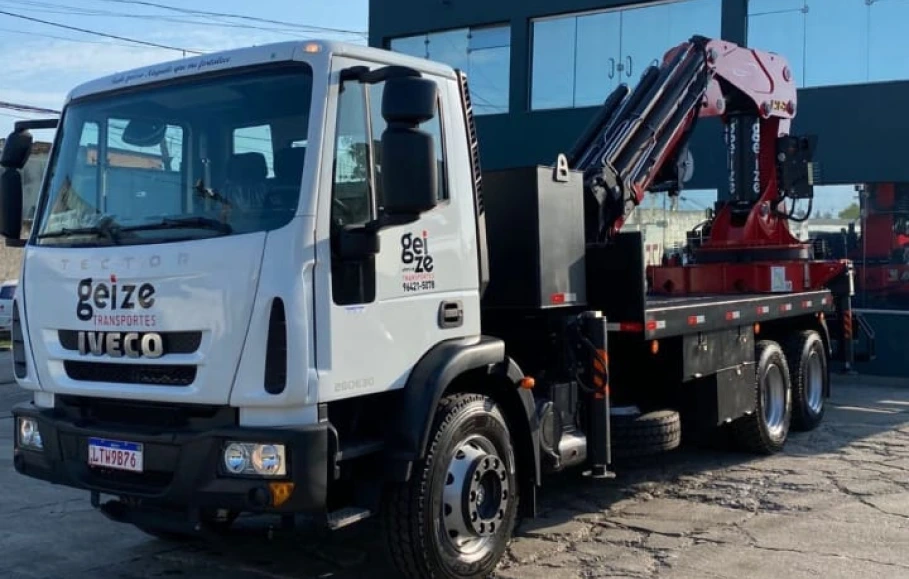 Imagem de fundo demonstrando o equipamento MUNCK 80 TONELADAS em operação